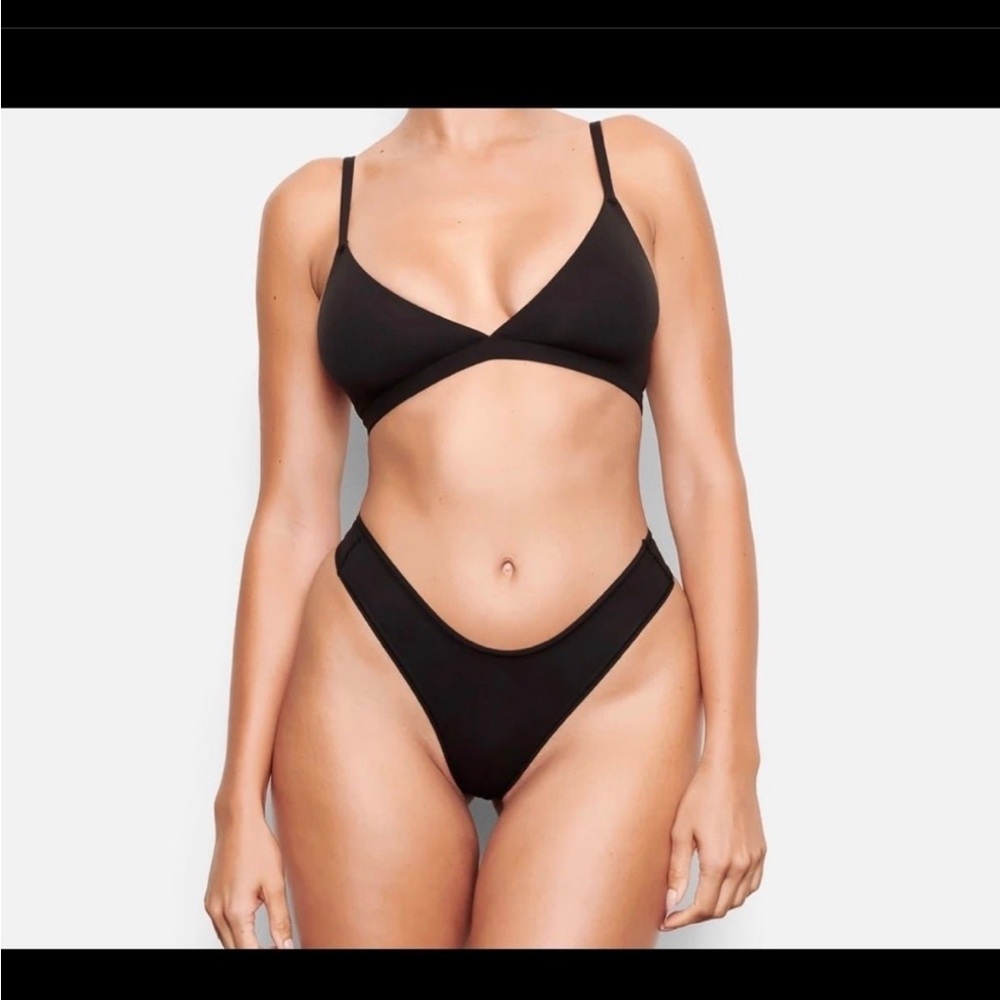 NWT SKIMS THONG BUNDLE